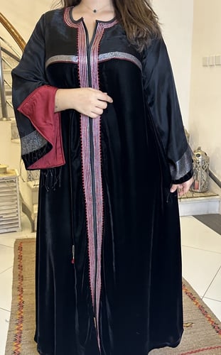 جلابيه مخمل اسود مجمله بالشيفون الفرنسي المزين بال...