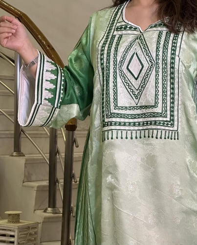 ثوب اليوم الوطني من الحرير المموج الجاكار