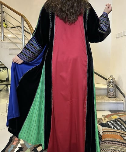 جلابيه من المخمل الاسود بكلوشات حرير ملون