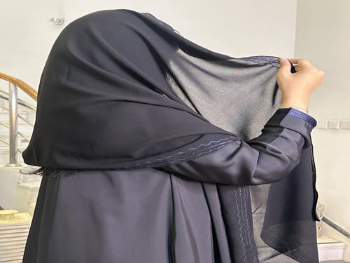 عبايه حرير اسود باطراف شانتون ازرق مجمله بالتطريز...