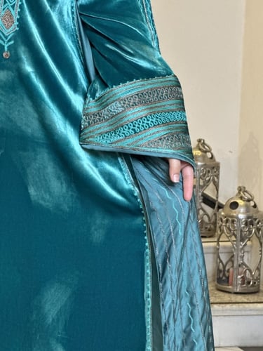 جلابيه من المخمل الفرنسي باضافه من اللينين المشكوك...