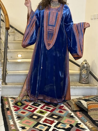 جلابيه شتويه من المخمل الفرنسي الناعم باللون الازر...