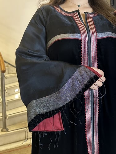 جلابيه مخمل اسود مجمله بالشيفون الفرنسي المزين بال...