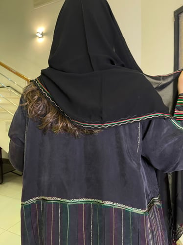 عباية حرير مغسول أسود بتطريز ملون #81