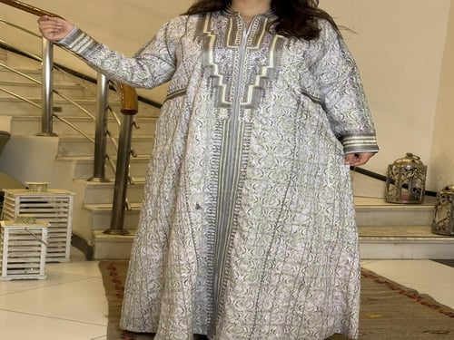 جلابيه من القطن الناعم المشجر مزينه بالخيوط الفضيه