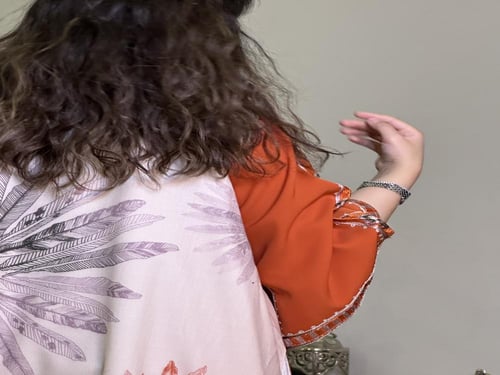 جلابيه من الكريب الاورانج مع الكشمير الحرير المشجر