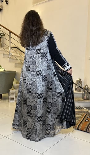 DB010. جلابيه من الكريب الاسود مع الحرير على شيفون...