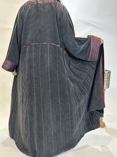عبايه من الحرير المغسول الاسود الباهت مع الطرحه