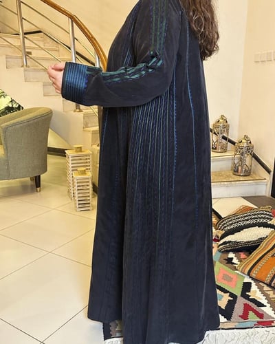 عبايه من الحرير المغسول باللون الاسود