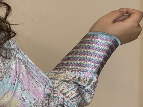 جلابيه من القطن على حرير مجمله بالخيوط الفضيه