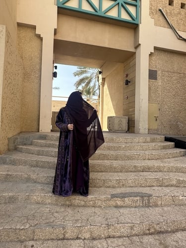 طقم من المخمل الفرنسي باللون البنفسجي مع ثوب عبايه...