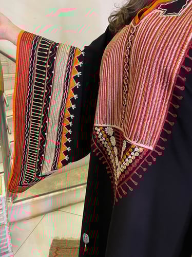 جلابية يوم التأسيس مستوحى من ثوب المرودن (أسود وبر...