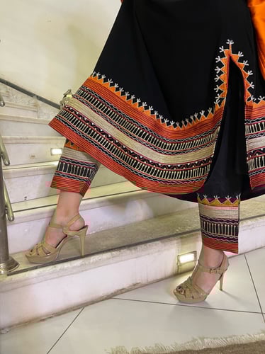 جلابية يوم التأسيس مستوحى من ثوب المرودن (أسود وبر...