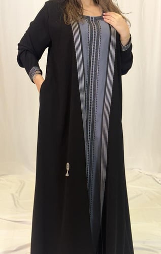 AB005. عبايه من الحرير الاسود بقطعه داخليه ملاصقه...