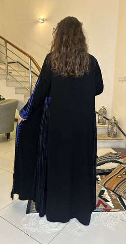 عبايه من الكريب الاسود بالتطريز النيلي مع الطرحه