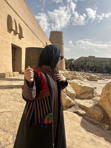 عبايه من الشانتون الاسود بالتطريز الملون مجمله بشع...