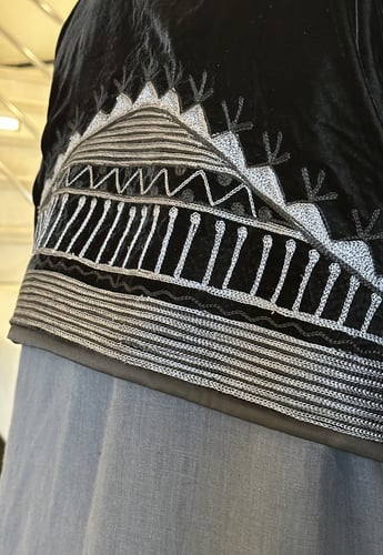 عبايه انيقه من المخمل الاسود مع اللينين الرمادي