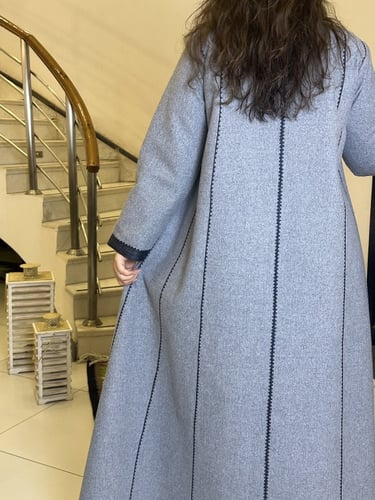 عبايه انيقه من الصوف باللون السماوي بتطريز ناعم كح...