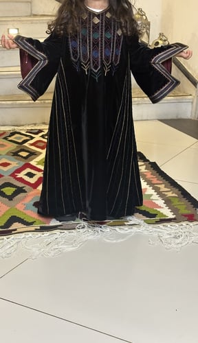 جلابيه اطفال بسن الثالثه مخمل اسود