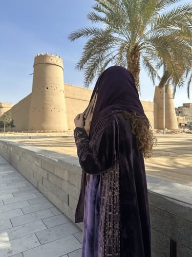 طقم من المخمل الفرنسي باللون البنفسجي مع ثوب عبايه...