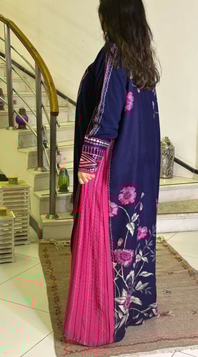 جلابية تطريز أمامي كريب وكشمير (أزرق وفوشي) #115