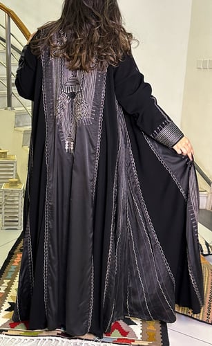 عبايةكريب مع حرير بتطريز خلفي رمادي واسود() #92