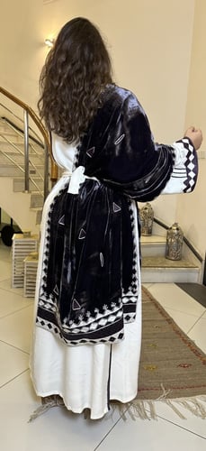 جلابيه من الحرير السكري بالتطريز الليلكي مع شال مخ...