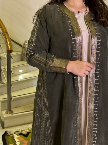 عباية شاموا حرير بتطريز خلفي (زيتي ونحاسي) #102