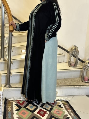 عبايه انيقه من المخمل الاسود مع اللينين التفاحي