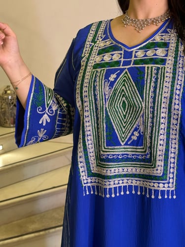 جلابية كريب بتطريز أمامي (نيلي وأخضر) #100