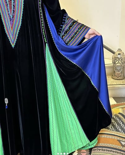 جلابيه من المخمل الاسود بكلوشات حرير ملون