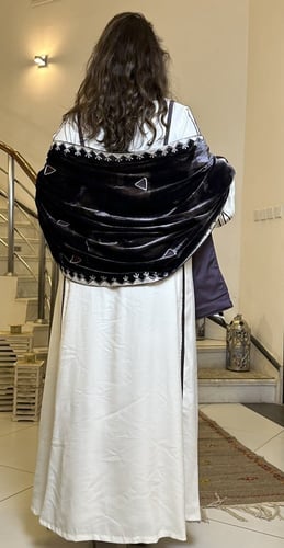 جلابيه من الحرير السكري بالتطريز الليلكي مع شال مخ...