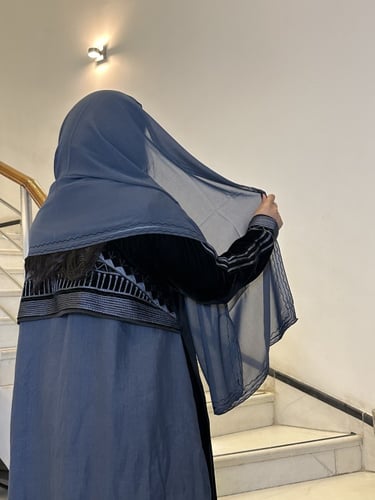 عبايه انيقه من المخمل الاسود مع اللينين الرمادي