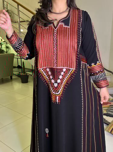 جلابية كريب بتطريز أمامي (أسود وأحمر) #153