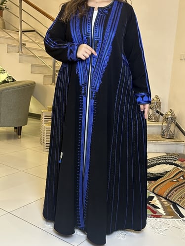 عبايه من الكريب الاسود بالتطريز النيلي مع الطرحه