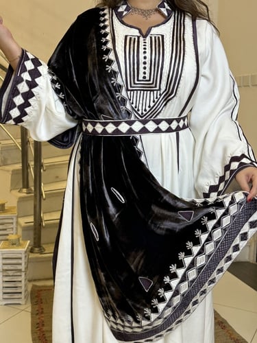 جلابيه من الحرير السكري بالتطريز الليلكي مع شال مخ...