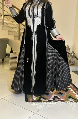 فستان من المخمل الاسود مع الحرير