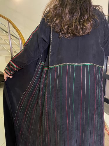 عباية حرير مغسول أسود بتطريز ملون #81