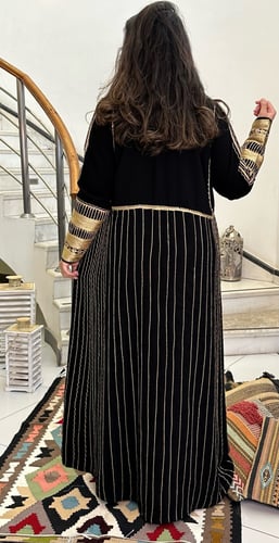 جلابية كريب بتطريز أمامي ذهبي (أسود) #87