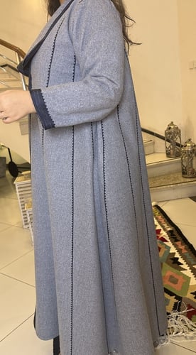 عبايه انيقه من الصوف باللون السماوي بتطريز ناعم كح...