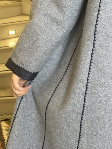 عبايه انيقه من الصوف باللون السماوي بتطريز ناعم كح...