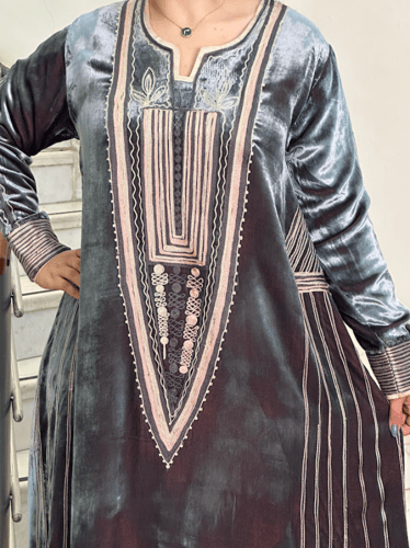 جلابية مخمل صدفي بتطريز أمامي #31