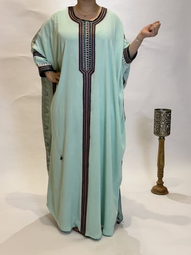 جلابيه من الكريب الناعم مع حرير مشجر بالخلف