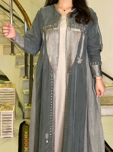 عباية شاموا حرير بتطريز أمامي (رمادي وأخضر فاتح) #...
