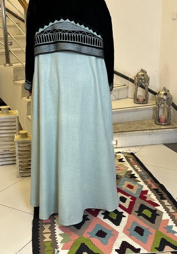 عبايه انيقه من المخمل الاسود مع اللينين التفاحي