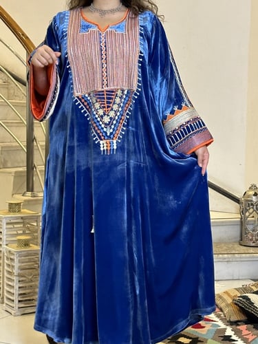 جلابيه شتويه مخمل فرنسي ناعم باللون الازرق والتطري...