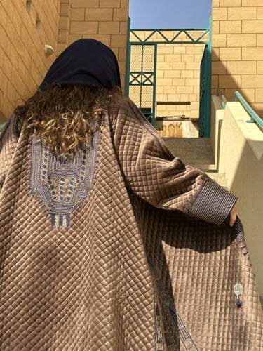 عبايه كوت من السبونج المضرب باللون البني والتطريز...