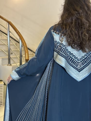عبايه انيقه بالقط العسير من الكريب البترولي