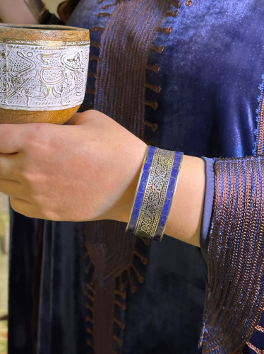 سوار فضي تقليدي عريض مزين باللون النيلي #5