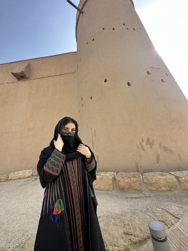 عبايه من الشانتون الاسود بالتطريز الملون مجمله بشع...